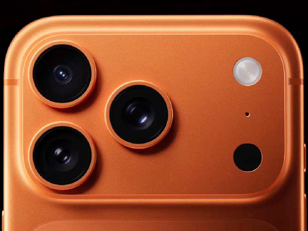 نمای نزدیک از دوربین سهگانه آیفون ۱۷ پرو مکس با بدنه نارنجی تیتانیومی