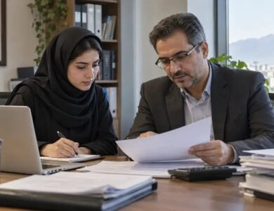 شخصی در حال ارزیابی درخواست کارآموزی