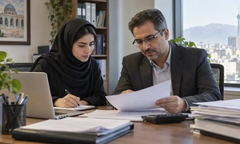 شخصی در حال ارزیابی درخواست کارآموزی